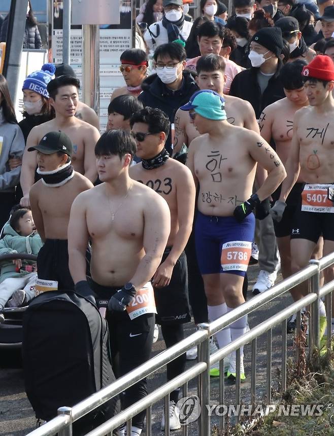 유모차 끌고 아이와 함께 달리는 아빠 (대전=연합뉴스) 강수환 기자 = 2023년 첫날인 1일 오전 대전 유성구 엑스포다리에서 대전 맨몸마라톤 참가자가 유모차를 끌고 대회에 참여하고 있다. 2023.1.1 swan@yna.co.kr