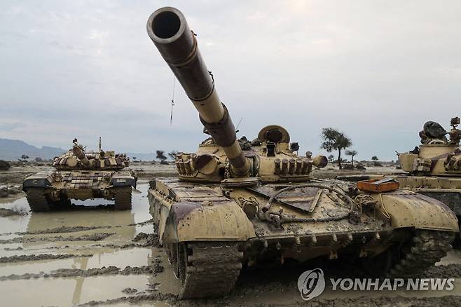 이란군 전차 이란 남부 호르무즈 해협 일대에서 이란군이 군사 훈련을 벌이고 있다. 2023.1.1 photo@yna.co.kr [이란군 제공. 재판매 및 DB 금지]