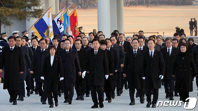 김진표 국회의장과 의장단이 1일 서울 동작구 국립서울현충원을 참배하고 있다. 2023.1.1/뉴스1 ⓒ News1 국회사진취재단