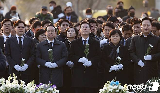 이재명 더불어민주당 대표가 1일 오후 경남 김해시 봉하마을을 찾아 고 노무현 전 대통령 묘역을 참배하고 있다. 2023.1.1/뉴스1 ⓒ News1 이재명 기자