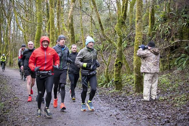 암 환자 지원을 위해 365일 풀코스 마라톤에 도전한 영국의 게리 머키(53)가 뛰는 모습. (출처 게리 머키 트위터 @Marathon_Man365)