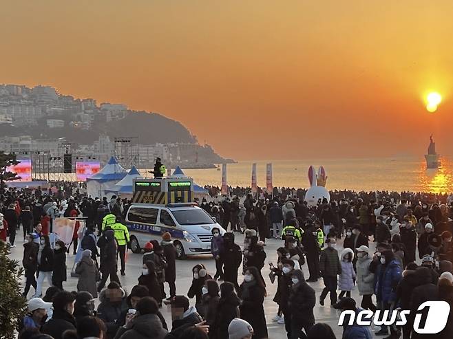 2023년 계묘년(癸卯年) 첫날인 1일 오전 부산 해운대해수욕장에서 '혼잡안전관리차량'에 탑승한 경찰이 해맞이 인파를 관리하고 있다.(부산경찰청 제공)