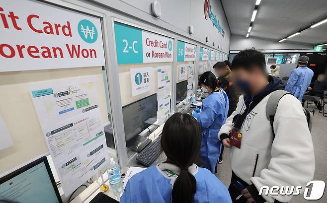 2일 오전 인천국제공항 제1여객터미널 신종 코로나바이러스 감염증(코로나19) 검사소에서 중국에서 입국한 해외여행객들이 검사 접수를 하고 있다. 방역당국은 이날부터 중국발 국내·외국인 입국자에 대한 방역을 강화했다. 중국발 입국자는 모두 유전자증폭(PCR) 검사를 받아야 한다. (공동취재) 2023.1.2/뉴스1 ⓒ News1 민경석 기자