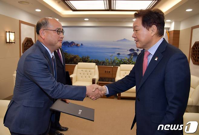 박완수 경남도지사(오른쪽)가 2일 이효근 신임 경남신용보증재단 이사장에게 임명장을 전달한 뒤 악수하고 있다.(경남도 제공)