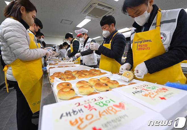 대전세종적십자사 임직원들이 2일 취약계층에 전달할 빵을 만들고 있다. 2023.1.2/뉴스1 ⓒ News1 김기태 기자