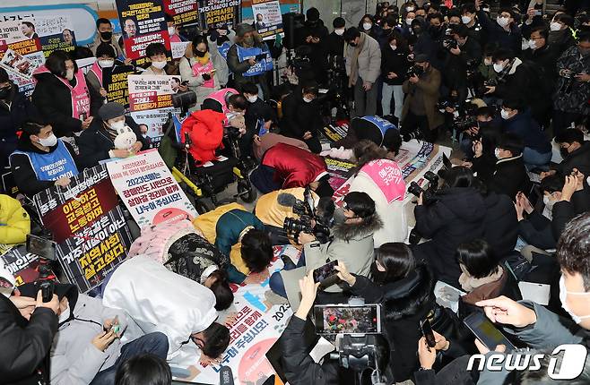 전국장애인차별철폐연대(전장연) 회원들이 2일 오전 서울 삼각지역에서 장애인 권리 예산 확보를 위한 지하철 타기 선전전에 앞서 새해를 맞아 새배를 하고 있다. 전장연은 이날 오전 9시 31분께 기자회견을 마친 뒤 시위를 위해 열차에 탑승하려고 했으나 서울교통공사에 막혀 승차를 저지당한 뒤 현재 대치 중이다. 2023.1.2/뉴스1 ⓒ News1 이동해 기자