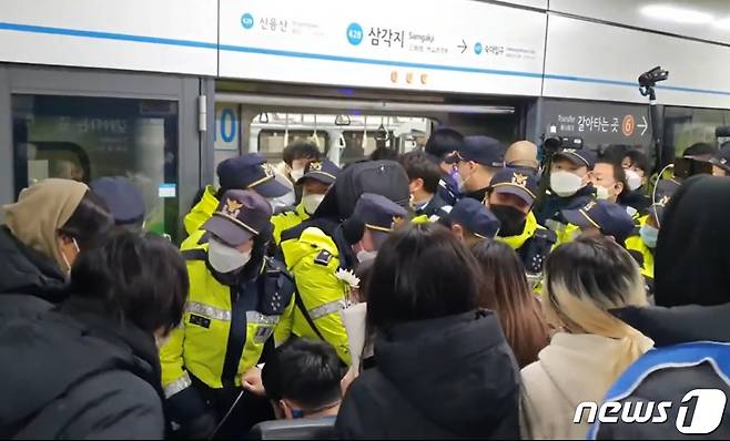 전국장애인차별철폐연대(전장연) 활동가 등이 2일 오후 9시 삼각지역 플랫폼(당고개·진접 방면)에서 지하철 탑승을 시도하며 12시간 동안 경찰·서울교통공사와 대치하고 있다. 이로인해 4호선 당고개 방면 열차가 삼각지역을 무정차 통과하고 있다. 전장연은 공사가 정당한 승차를 저지한다며 플랫폼에서 1박2일 동안 투쟁하겠다고 선언했다. (전장연 페이스북) 2023.1.2/뉴스1