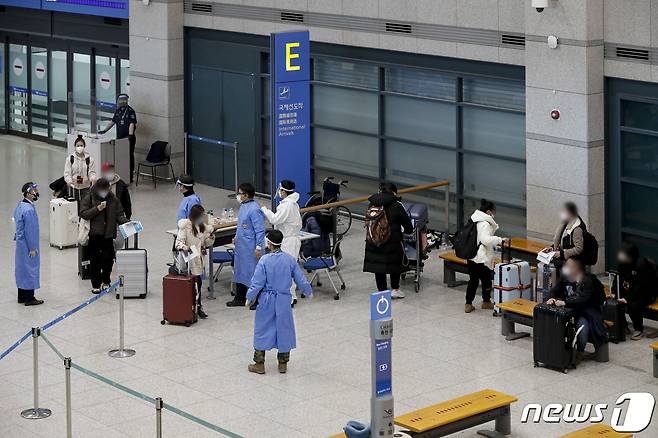 중국에서 입국한 해외여행객들이 2일 오전 인천국제공항 제1여객터미널에서 방역 관계자들의 안내를 받고 있다. 방역당국은 이날부터 중국발 국내·외국인 입국자에 대한 방역을 강화했다. 중국발 입국자는 모두 유전자증폭(PCR) 검사를 받아야 한다. (공동취재) 2023.1.2/뉴스1 ⓒ News1 민경석 기자