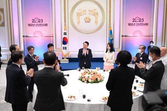 윤석열 대통령과 김건희 여사가 2일 청와대 영빈관에서 열린 '2023년 신년인사회'에서 박수치고 있다. 대통령실 제공