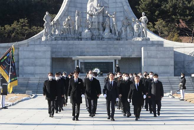 박민식 국가보훈처장이 2일 오후 대전 유성구 국립대전현충원 현충탑을 찾아 참배하고 있다. 사진=연합뉴스