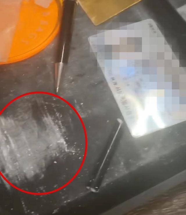 코인리딩방 사기로 구속기소된 장모씨가 자신이 머물던 고급 레지던스에서 흡입했던 코카인(빨간 원 표시).