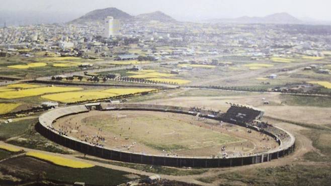 1978년 제주종합경기장 주경기장 모습. 관중석도 현재 절반 규모고, 본부석 스탠드도 정반대쪽에 작게 만들어져 있다. [사진으로 본 제주역사]