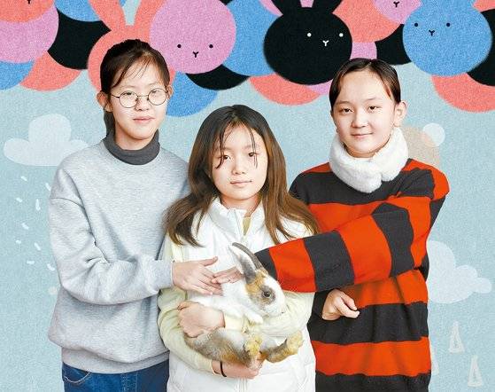 강윤서·목윤서 학생기자·이래나(왼쪽부터) 학생모델이 토끼보호연대를 만나 토끼들이 버려지는 현실과 유기토끼가 어떻게 보호받고 있는지를 알아봤다.