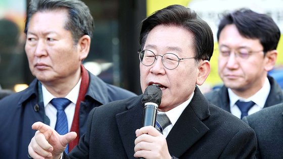 더불어민주당 이재명 대표가 28일 오후 광주 송정매일시장에서 '검찰독재 야당탄압 규탄 연설회'를 하고 있다. 연합뉴스