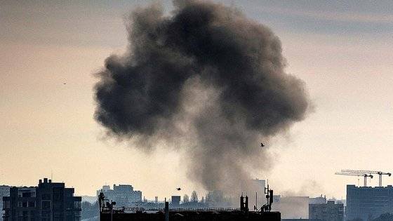 2022년 12월 31일(현지시간) 우크라이나 수도 키이우에 러시아의 미사일이 떨어진 뒤 연기가 피어오르고 있다. 로이터=연합뉴스