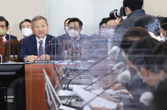 지난달 27일 오전 국회에서 '용산 이태원 참사 진상 규명과 재발 방지를 위한 국정조사 특별위원회'가 진행되고 있다. 이상민 행정안전부 장관이 질의에 답하고 있다. 장진영 기자