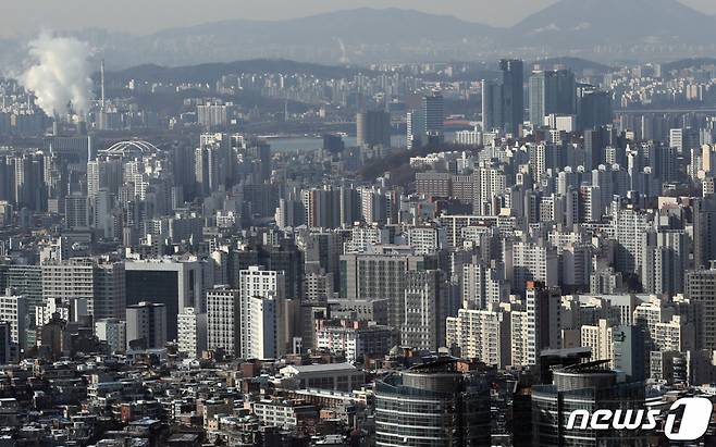 (서울=뉴스1) 송원영 기자 = 올해 아파트 매매시장의 가격변동률과 거래량이 한국부동산원 통계 발표 이후 최저치를 기록할 전망이다.  19일 직방이 부동산원 통계를 분석한 결과에 따르면 주요 지역의 아파트 매매가격이 5.0% 이상 하락하고, 거래량도 2012년(50만4000가구) 이후 최저거래가 예상되고 있다.  사진은 이날 서울 남산에서 바라본 아파트 모습. 2022.12.19/뉴스1  Copyright (C) 뉴스1. All rights reserved. 무단 전재 및 재배포 금지.