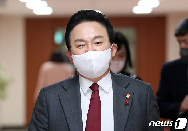 (서울=뉴스1) 김명섭 기자 = 원희룡 국토교통부 장관이 30일 오후 서울 종로구 세종대로 정부서울청사에서 열린 임시 국무회의에 참석하고 있다. 2022.12.30/뉴스1  Copyright (C) 뉴스1. All rights reserved. 무단 전재 및 재배포 금지.