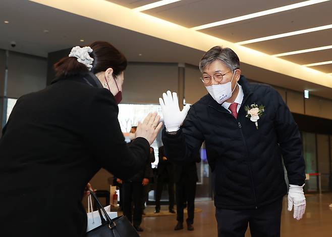 2일 대구 수성구 DGB대구은행 본점에서 황병우 은행장이 출근하는 직원들과 인사를 나누고 있다.[DGB대구은행 제공]