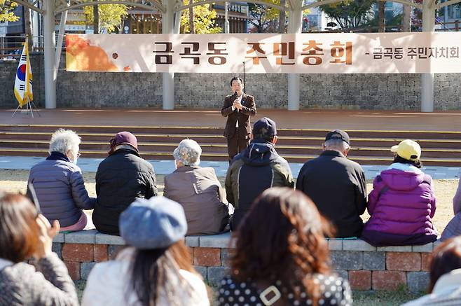 [수원=뉴시스] 지난해 11월 열린 경기 수원시 금곡동 주민총회에서 이재준 수원시장이 주민자치회 위원들에게 인사말을 하고 있다. (사진=수원시 제공) 2023.01.02. photo@newsis.com  *재판매 및 DB 금지