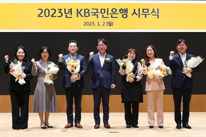 2일 서울 여의도 KB국민은행 신관에서 개최된 2023년 시무식에서 이재근 국민은행장(가운데)이 직원들과 기념촬영을 하고 있다. *재판매 및 DB 금지