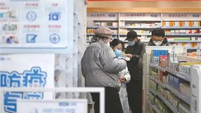 약국에서 약품 고르는 톈진 시민들