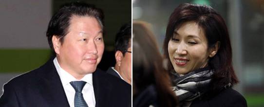 최태원 SK 회장(왼쪽)과 노소영 아트센터 나비 관장이 16일 오후 서울 서초구 서울가정법원에서 열린 이혼소송 2회 조정기일에 각각 출석하고 있다.연합뉴스