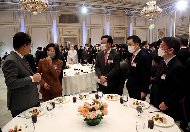 2일 청와대 영빈관에서 열린 ‘2023년 신년인사회’에서 국민의힘 권성동 의원, 나경원 저출산?고령사회위원회 부위원장, 송언석, 김기현, 안철수 의원(왼쪽부터)이 환담을 나누고 있다.2023. 1. 2 박지환 기자