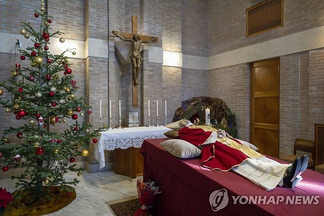 베네딕토 16세 전 교황  (바티칸 AP=연합뉴스) 교황청 공보실이 1일(현지시간) 베네딕토 16세 전 교황의 시신 사진을 공개했다. 2022.1.1 photo@yna.co.kr