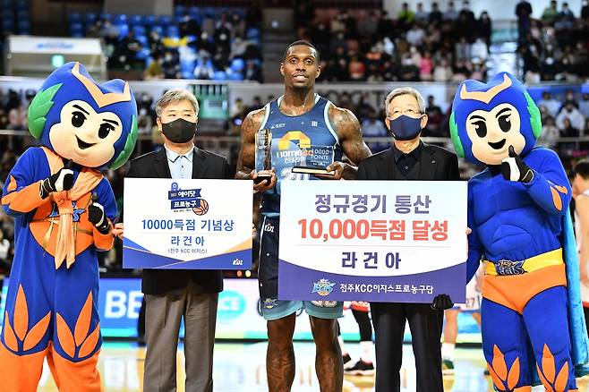 KBL 통산 1만 득점 돌파한 라건아 [KBL 제공. 재판매 및 DB 금지]