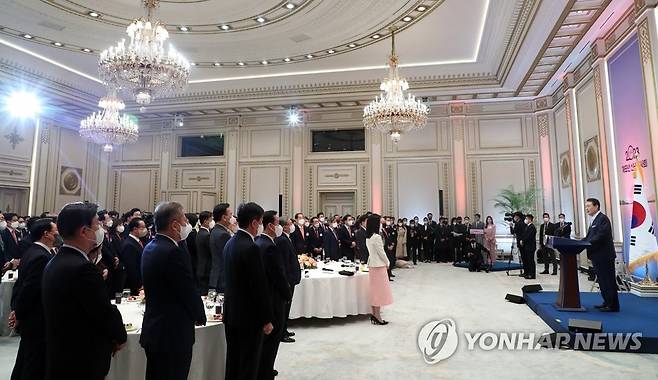 신년인사 하는 윤석열 대통령 (서울=연합뉴스) 안정원 기자 = 윤석열 대통령이 2일 청와대 영빈관에서 열린 '2023년 신년인사회'에서 신년인사를 하고 있다. 2023.1.2 [대통령실통신사진기자단] jeong@yna.co.kr