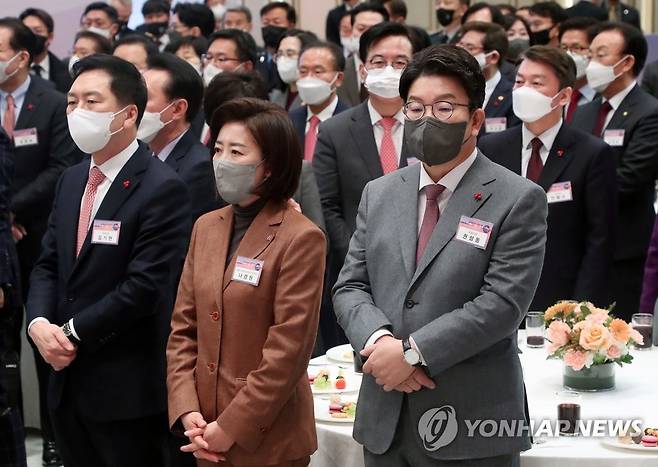 신년인사회 나란히 참석한 국민의힘 당권주자들 (서울=연합뉴스) 안정원 기자 = 국민의힘 김기현, 권성동, 안철수 의원과 나경원 전 의원이 2일 청와대 영빈관에서 열린 '2023년 신년인사회'에 참석하고 있다. 2023.1.2 [대통령실통신사진기자단] jeong@yna.co.kr