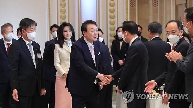 신년인사회 참석자와 인사 나누는 윤 대통령 (서울=연합뉴스) 안정원 기자 = 윤석열 대통령이 2일 청와대 영빈관에서 열린 '2023년 신년인사회'에 입장하며 이광재 국회 사무총장과 인사를 나누고 있다. 2023.1.2 jeong@yna.co.kr