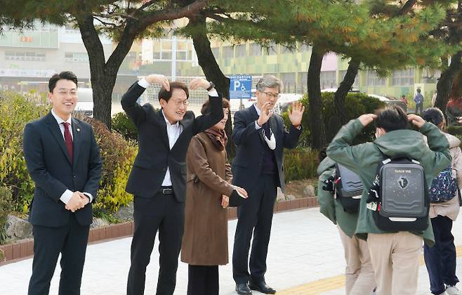 조희연(왼쪽 두번째) 서울시교육감이 지난해 11월 서울 동작구 흑석초등학교를 방문해 아침에 등교하는 학생들을 맞이하고 있다. (사진=서울시교육청 제공)