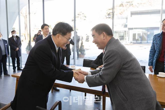 3일 도담소에서 만난 김동연 경기도지사와 염종현 경기도의장이 악수하고 있다.(사진=경기도)