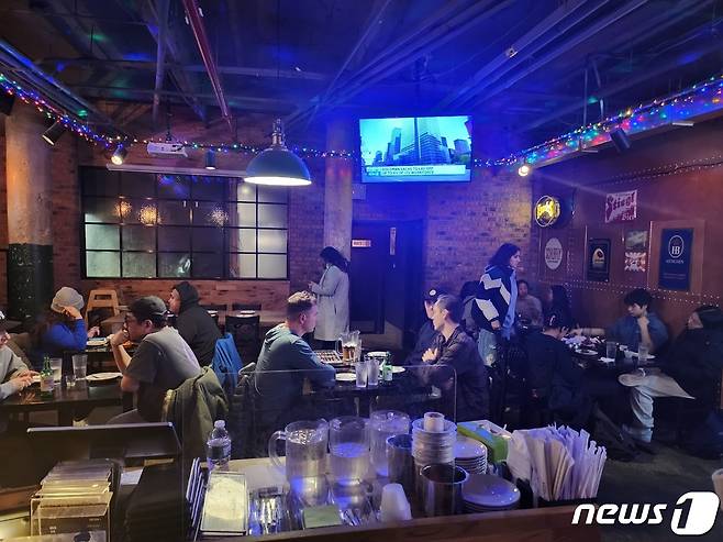 미국 뉴욕 맨해튼에 위치한 BBQ K타운점에서 현지인들이 치킨과 과일소주를 즐기고 있다.ⓒ News1 이상학 기자