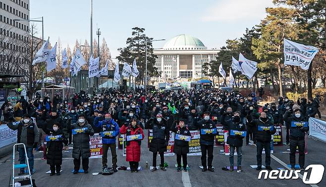 전국공공운수사회서비스노조 조합원들이 28일 오후 서울 여의도 국회 앞에서 결의대회를 열고 민영화금지법 제정, 노조법 2·3조 개정을 촉구하고 안전운임제 사수를 결의하고 있다. 2022.12.28/뉴스1 ⓒ News1 이승배 기자