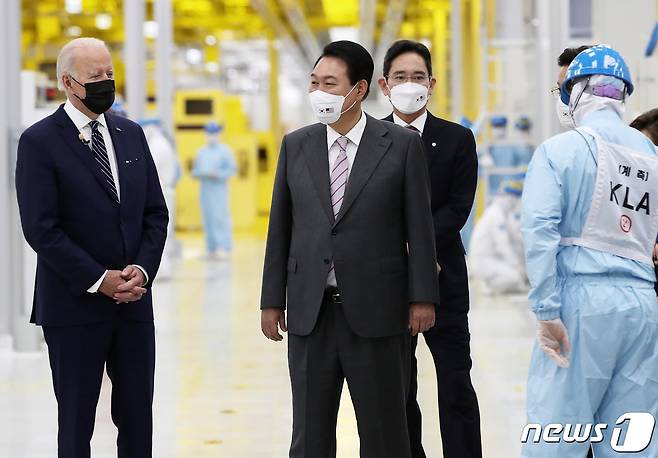 지난해 5월 윤석열 대통령과 조 바이든 미국 대통령이 경기 평택 삼성전자 반도체 공장을 방문해 이재용 부회장과 반도체 생산라인을 둘러보고 있다(대통령실사진기자단) 2022.5.20/뉴스1 ⓒ News1 오대일 기자