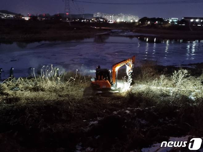 3일 오후 6시께 경기 파주시 일대에서 공릉천변 일대에서 이기영(31)이 살해해 시신을 유기했다고 지목한 장소를 경찰 수사팀이 중장비로 집중수색하고 있다. 2022.12.29/뉴스1 양희문 기자