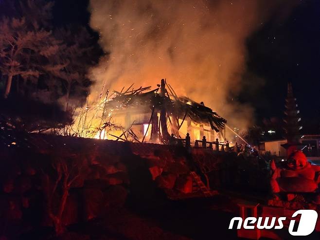 경남 거제시 고현동 계룡사 화재 현장.(경남소방본부 제공)