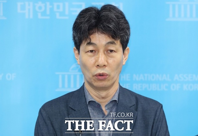 윤건영 더불어민주당 의원은 3일 윤석열 대통령 신년사에 대해 "웃겼다"고 혹평했다. 지난해 7월 13일 '탈북어민 강제북송' 관련 팩트체크 기자회견에서 취재진의 질문에 답하고 있는 윤 의원. /남윤호 기자