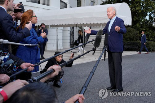 조 바이든 미국 대통령이 2일(현지시간) 워싱턴DC에 있는 백악관 정원에서 기자단과 대화하고 있다.<워싱턴 로이터=연합뉴스>