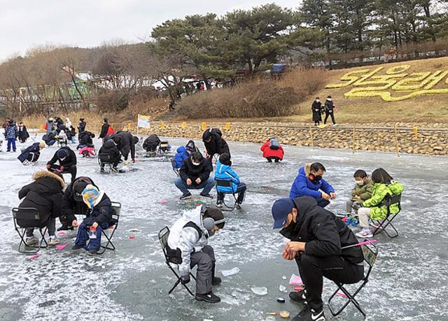 지난달 31일 개장한 서울랜드의 빙어 얼음낚시 체험장. 서울랜드 제공