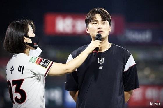 KT 우완투수 주권(오른쪽)이 2022년 7월 8일 수원 롯데전에서 개인 통산 100홀드를 달성하고 인터뷰를 하고 있다. 사진 KT 위즈