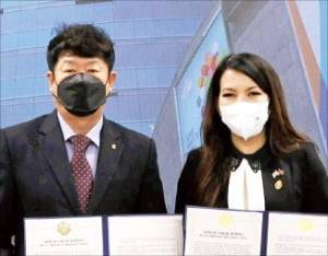 김윤식 신협중앙회장(왼쪽)과 찌릉 보톰랑세이 주한 캄보디아 대사가 작년 9월 5일 다문화가족 생활 안정 및 금융서비스 지원을 위한 업무협약을 체결하고 있다.  신협 제공