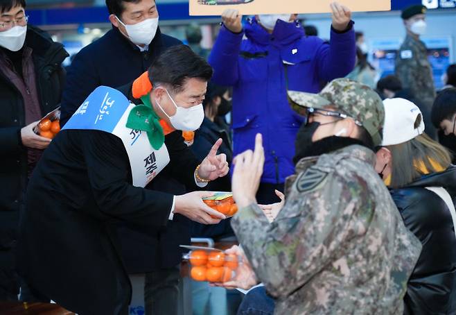 오영훈 제주지사(앞줄 왼쪽)가 지난달 23일 서울 용산역에서 만난 시민들에게 제주감귤을 선물하면서 고항사랑기부제를 알리고 있다. 제주도 제공