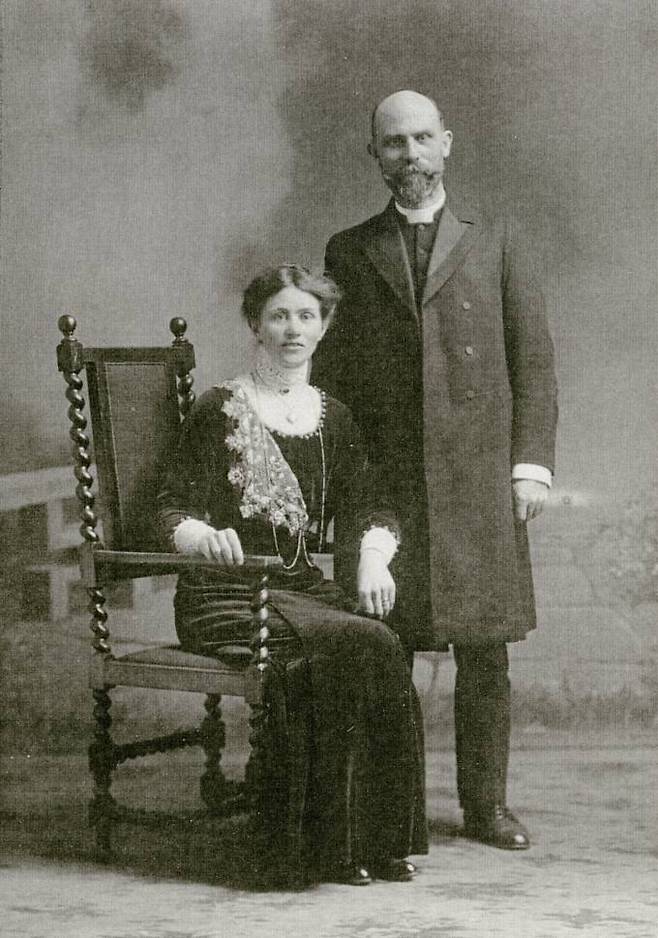 의사 맥켄지(오른쪽)와 부인 메리 켈리. 그들은 대한제국 시기 경남 진주에서 처음 만나 결혼했다. 