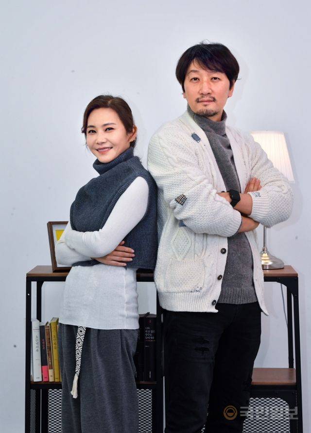 오는 6일 초연을 앞둔 연극 ‘스크루테이프’(야긴과 보아스 컴퍼니)를 공동제작한 추상미 이석준 부부가 지난달 29일 서울 여의도 국민일보 스튜디오에서 인터뷰 후 포즈를 취하고 있다. 신석현 포토그래퍼