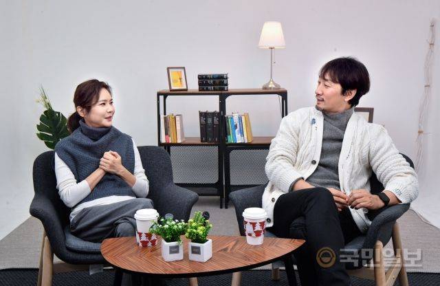 오는 6일 초연을 앞둔 연극 ‘스크루테이프’(야긴과 보아스 컴퍼니)를 공동제작한 추상미 이석준 부부가 지난달 29일 서울 여의도 국민일보 스튜디오에서 작품의 제작 과정에 대해 소개하고 있다. 신석현 포토그래퍼