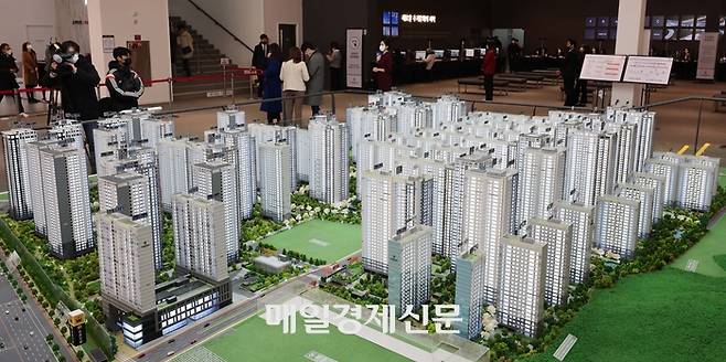 올림픽파크 포레온(둔촌주공 재건축) 견본주택 개관 첫날인 지난달 1일 서울 강동구에 마련된 견본주택 앞에 시민들이 입장을 기다리며 줄을 서 있다. [한주형 기자]